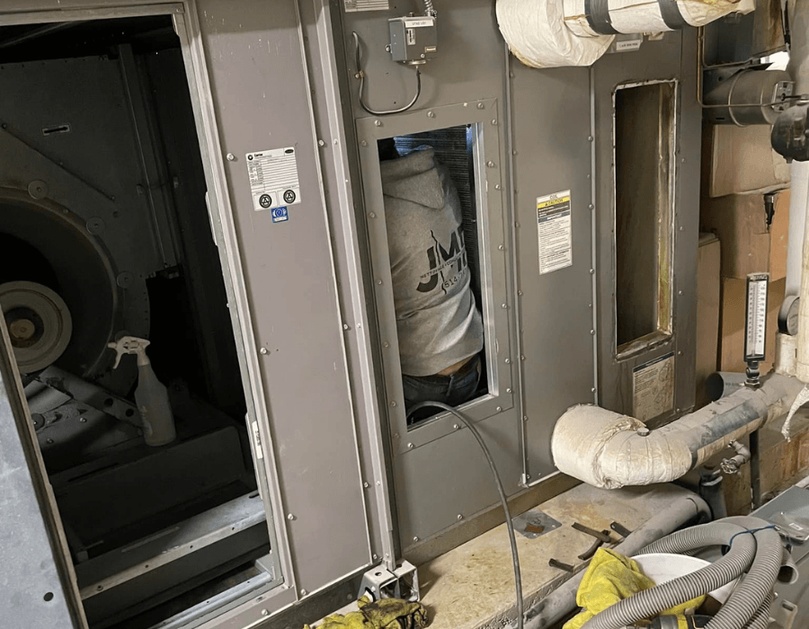 Technicien JMR nettoyage système HVAC commercial