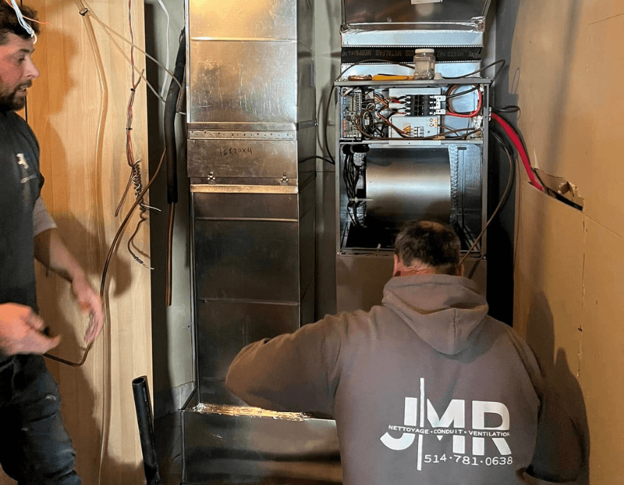 Techniciens JMR nettoyage échangeur d'air commercial