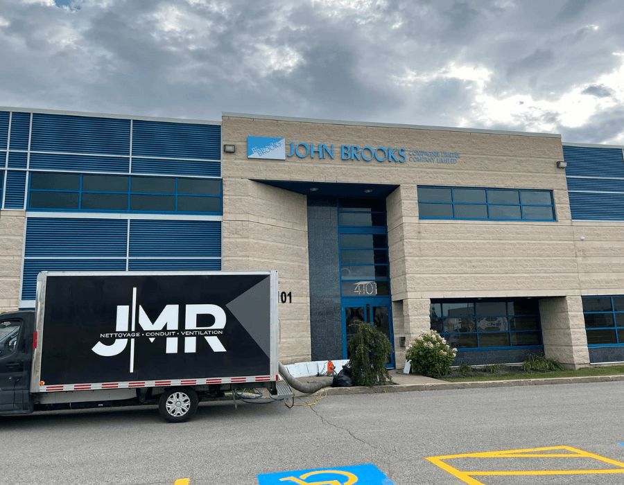 Technicien JMR Ventilation au travail sur un système de ventilation Rive-Nord
